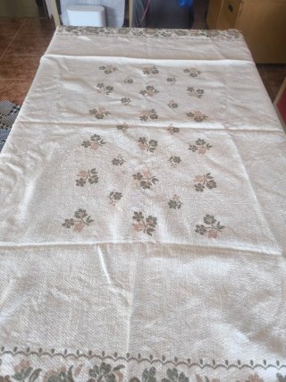 Mantel de tela beige y marrón