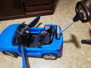 Coche de paseo azul con manillar