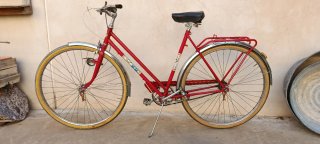 Bicicleta antigua roja Marca BH