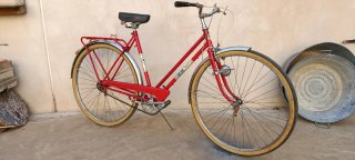 Bicicleta antigua roja Marca BH