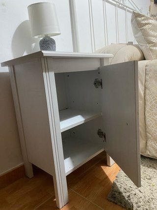 Armario madera blanca y mesilla