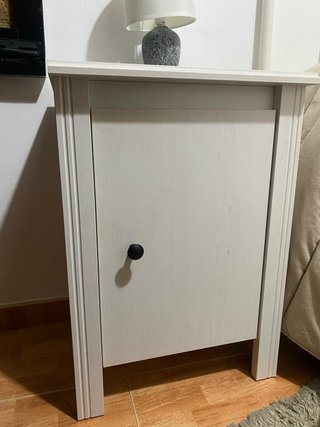 Armario madera blanca y mesilla