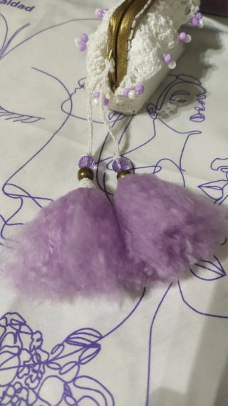 Monedero de crochet con abalorios