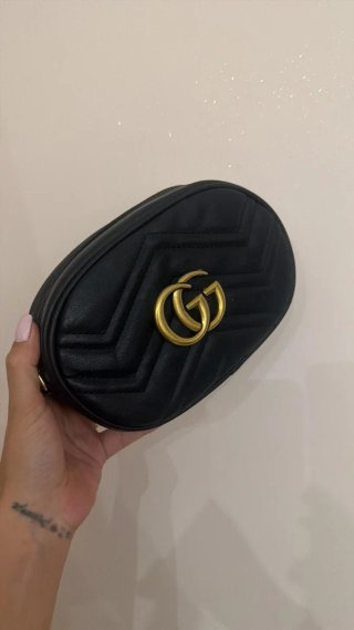 Pochette Gucci Marmont nera con logo oro