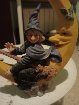 Figura de porcelana bruja luna escoba