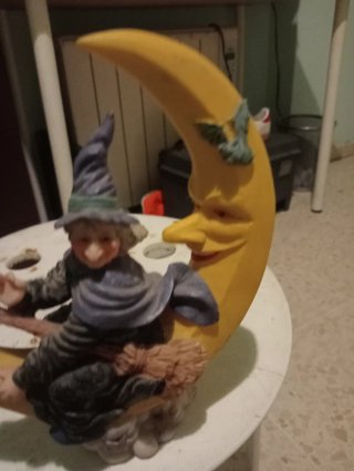 Figura de porcelana bruja luna escoba