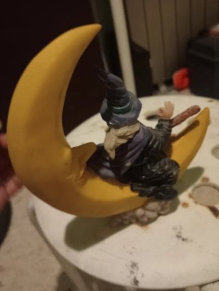 Figura de porcelana bruja luna escoba