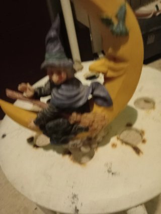 Figura de porcelana bruja luna escoba