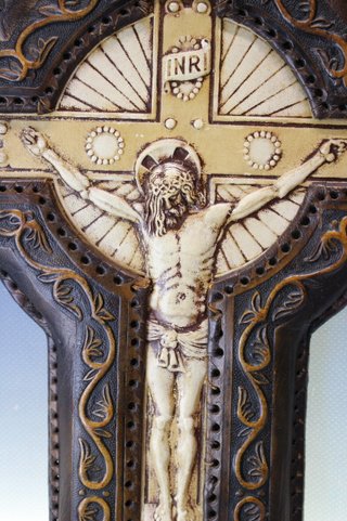 Antiguo crucifijo de cuero repujado.
