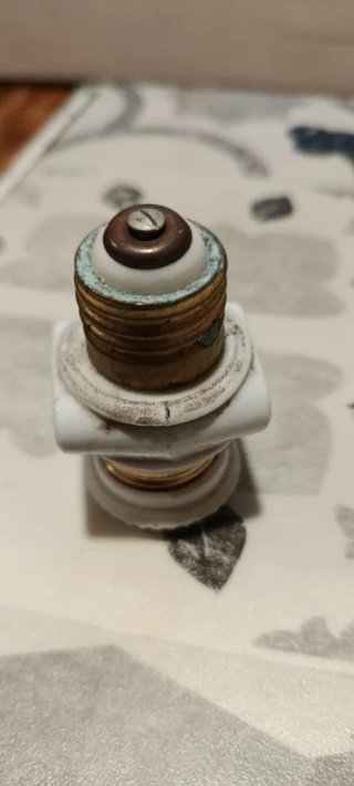 Casquillo cerámica antiguo
