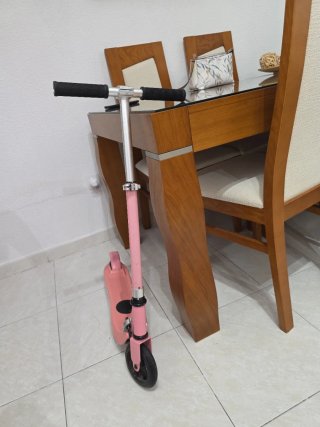 Patinete eléctrico rosa