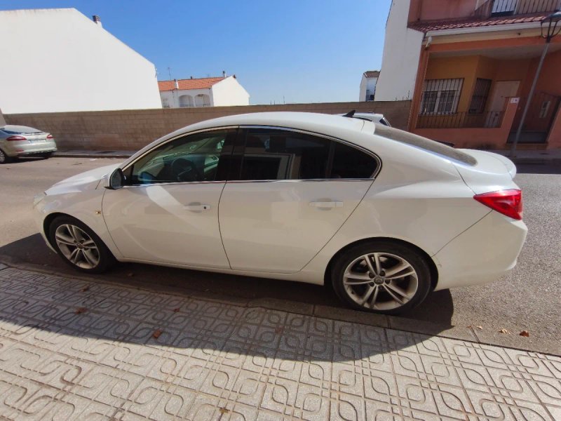 Opel Insignia 2011 - foto 1