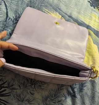 Bolso morado con cadena dorada