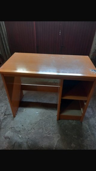 Mesa de escritorio de madera marrón