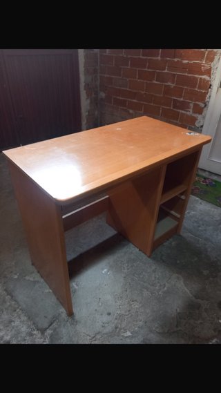 Mesa de escritorio de madera marrón