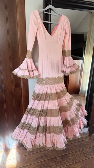 Traje de flamenca rosa con encaje