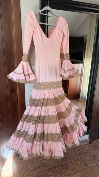 Traje de flamenca rosa con encaje