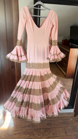 Traje de flamenca rosa con encaje