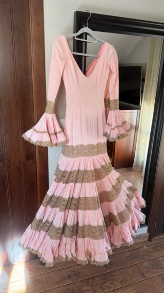 Traje de flamenca rosa con encaje