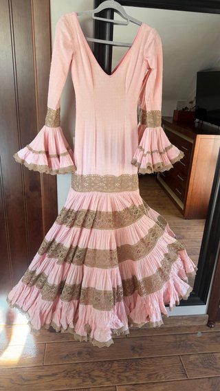 Traje de flamenca rosa con encaje