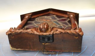 Antigua caja de luz con vidriera de la virgen María.