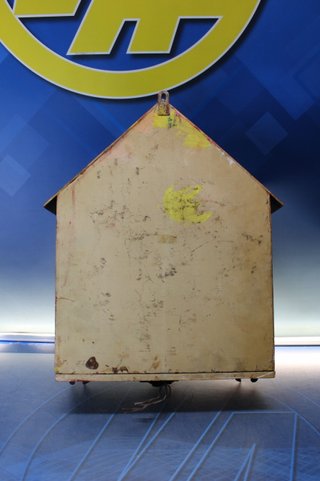 Antigua caja de luz con vidriera de la virgen María.