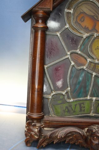 Antigua caja de luz con vidriera de la virgen María.