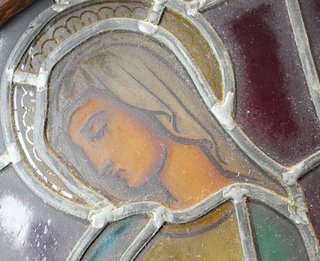 Antigua caja de luz con vidriera de la virgen María.