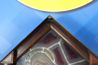 Antigua caja de luz con vidriera de la virgen María.