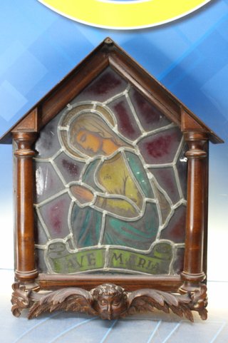 Antigua caja de luz con vidriera de la virgen María.