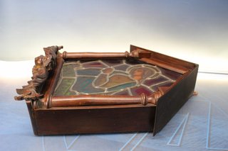 Antigua caja de luz con vidriera de la virgen María.