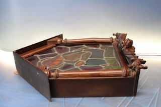 Antigua caja de luz con vidriera de la virgen María.