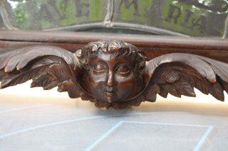 Antigua caja de luz con vidriera de la virgen María.