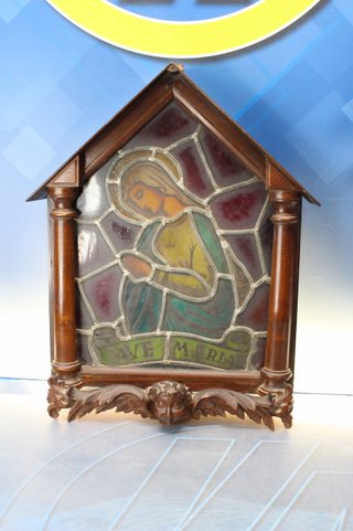 Antigua caja de luz con vidriera de la virgen María.