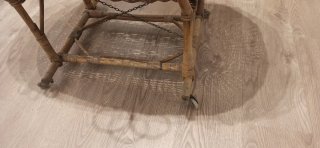 Cuna de mimbre antigua con ruedas
