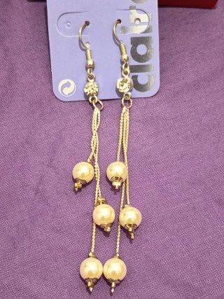 Pendientes dorados con perlas y strass