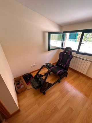 Cockpit Simracing con silla y altavoces