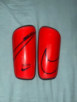 Espinilleras Nike Mercurial Rojas