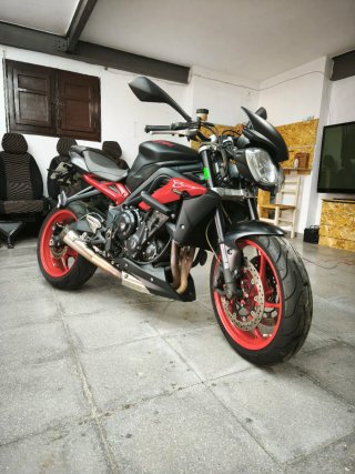 Triumph Street Triple R 675 Negra/Roja