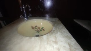 Mueble lavabo rústico mármol y mimbre