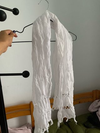Pañuelo blanco con detalles calados