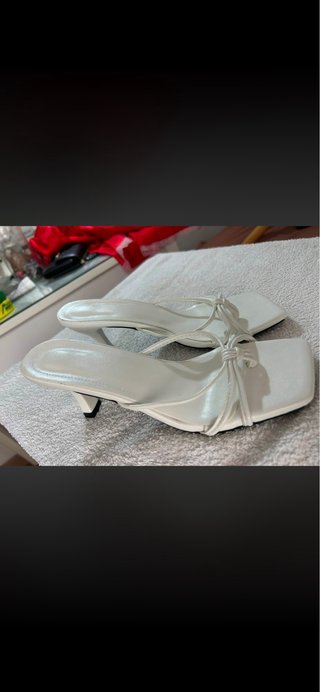 Tacones blancos nuevos sin estrenar