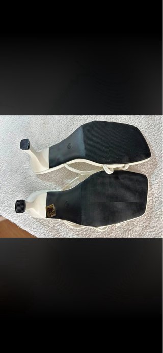 Tacones blancos nuevos sin estrenar