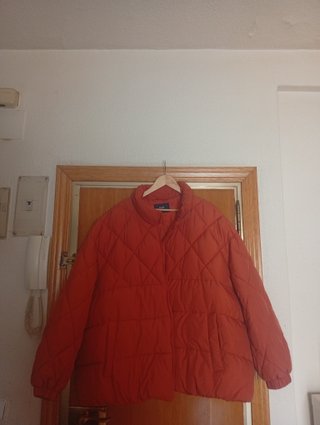 Chaqueta acolchada naranja. " Urge hoy " Se vende