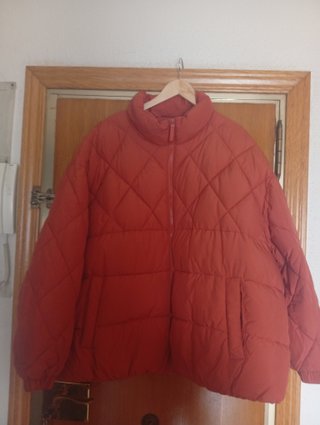 Chaqueta acolchada naranja. " Urge hoy " Se vende