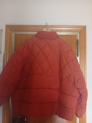 Chaqueta acolchada naranja. " Urge hoy " Se vende