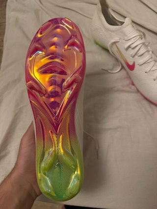 Botas de fútbol Nike blancas y rosas