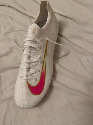 Botas de fútbol Nike blancas y rosas
