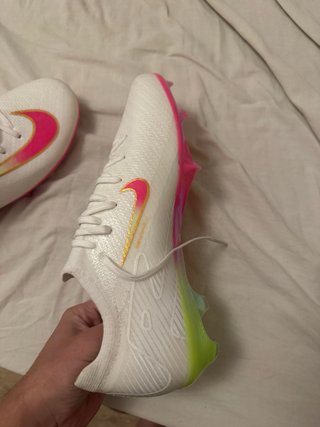 Botas de fútbol Nike blancas y rosas