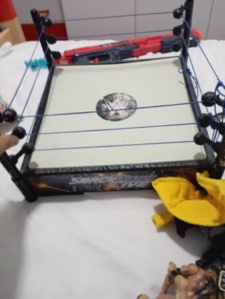 Coche de WWE rojo y ring de WWE